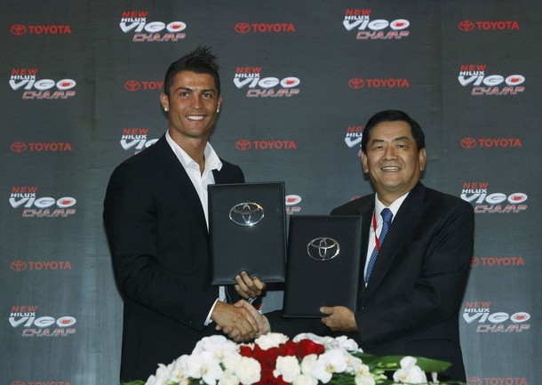 Không chỉ là một cầu thủ tài năng với mức lương ngất ngưởng, CR7 còn kiếm bộn tiền từ những hợp đồng quảng cáo béo bở. Hôm 16/7 tại Bangkok, Thái Lan, anh tiếp tục ký hợp đồng quảng cáo cho hãng xe hơi Nhật Bản, Toyota...